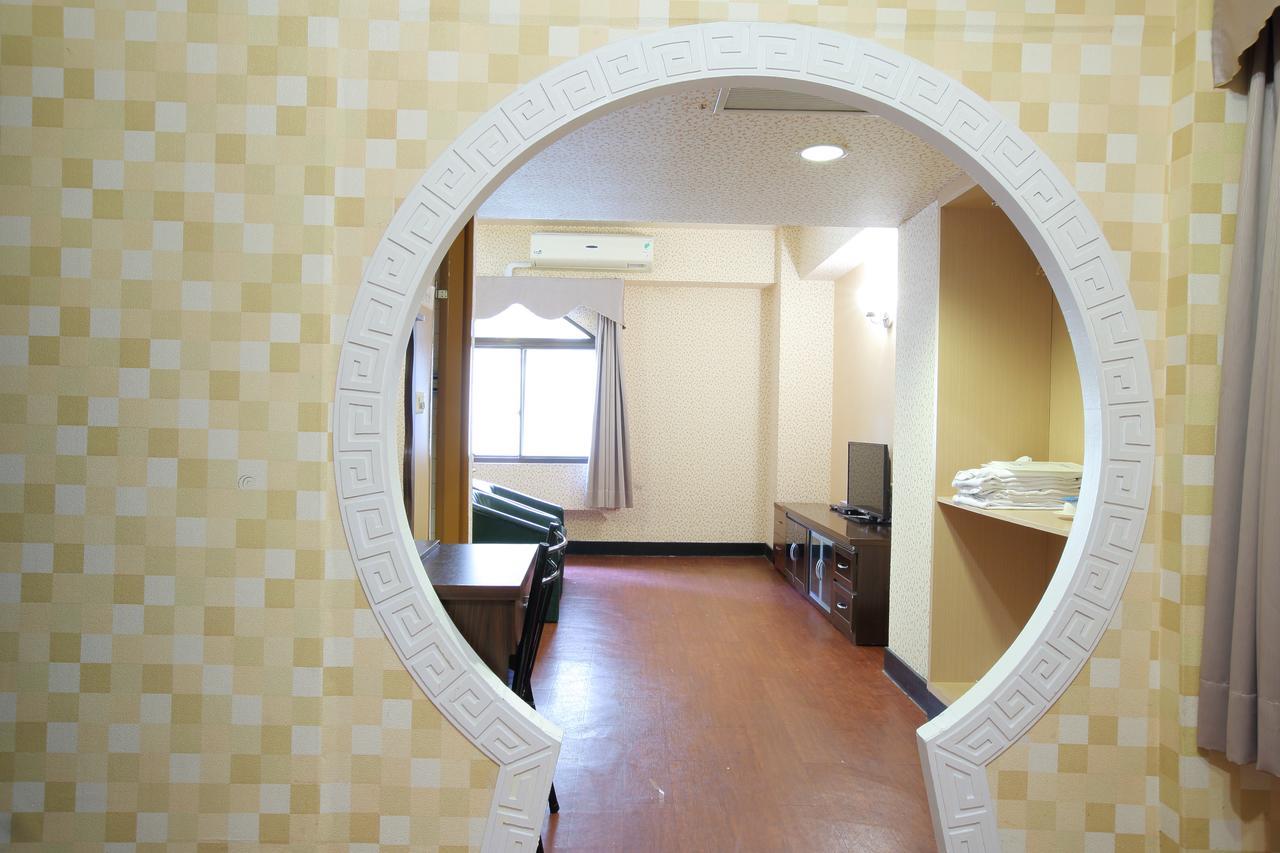 Chiayi Crown Hotel Екстер'єр фото